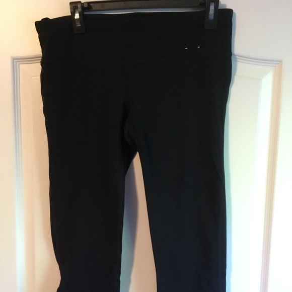 EUC Gap Fit workout Capris. - Picture 1 of 3